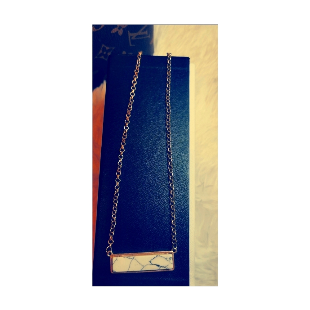 Gold tone fashion necklace 4/25
